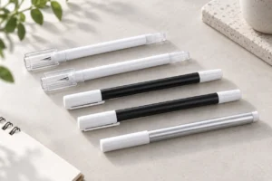 Penne gel bianche e pennarelli da disegno con cappuccio bianco in un assortimento di strumenti da scrivania